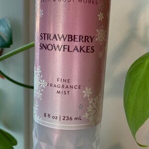 Bath & Body Works Pink Strawberry Snowflakes Fine Fragrance
